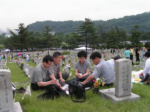 2004년 현충일 동작동 국립묘지 - 왼쪽부터 (230)오정욱, 나, 마누라, (230)신현기